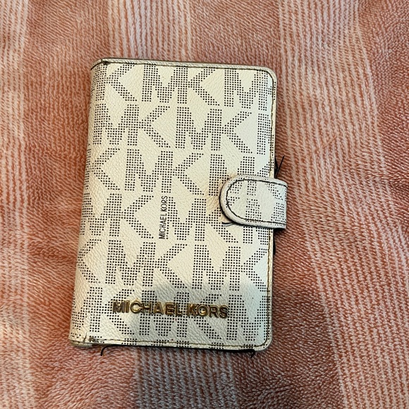 Michael Kors wallet - Picture 1 of 3